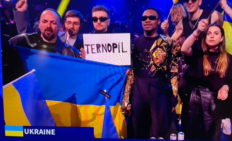  Eurowizja 2023. Spontaniczny gest solidarności z Tarnopolem zaatakowanym podczas konkursu.